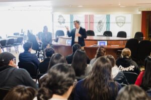 Recibe Luis Aguilar a estudiantes de Derecho en el Congreso
