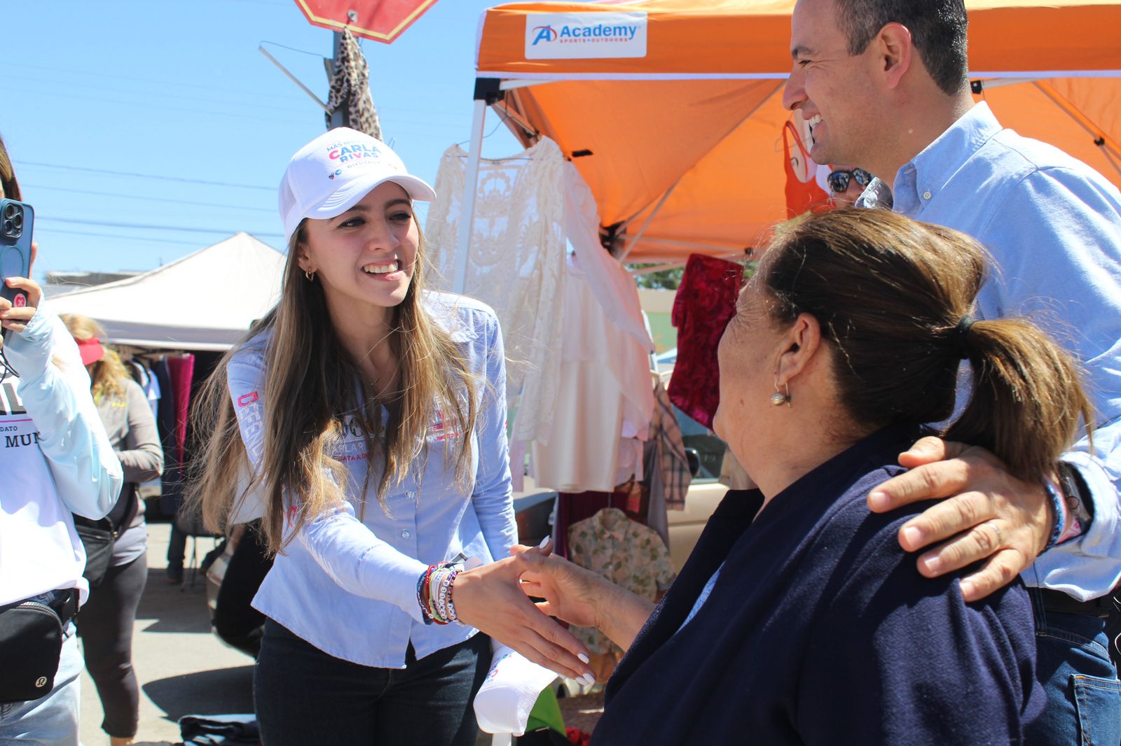 Escucha Carla Rivas necesidades de tianguistas en la colonia Rosario