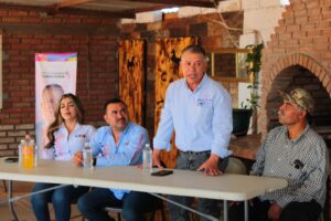 Reunión de Ismael Pérez Pavía y Tony Meléndez con Caprinocultores, Agricultores y Lecheros